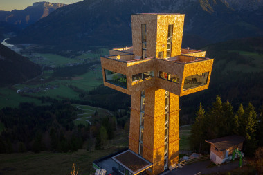 Kreuz mit Aussicht: Auf rund 1500 Meter Seeh?he steht am Gipfel der Buchensteinwand in Tirol das 30 Meter hohe, begehbare Jakobskreuz Foto: Bergbahn Pillersee