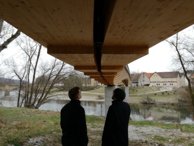 Zwei Seminarteilnehmer betrachten die Brücke aus einer außergewöhnlichen Perspektive  Foto: Rüdiger Sinn 