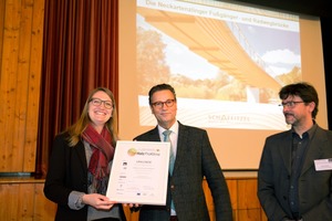  Minister Haug (mitte) gratuliert Bürgermeisterin Melanie Gollert zum ProHolzKlima-Publikumspreis, rechts Ortsbaumeister Jürgen Brandt Foto: Rüdiger Sinn  