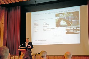  „Holzbrücken halten ewig!“ Professor Andreas Müller gilt als Fachmann der Branche und berichtete über den Holzbrückenbau in der Schweiz Foto: Rüdiger Sinn  