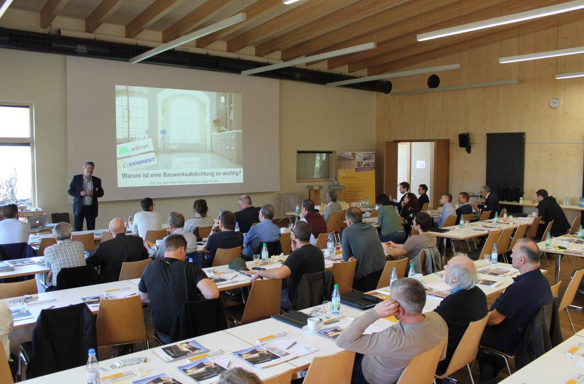 Beton trifft Holz im Nachhaltigkeitszentrum - dach+holzbau