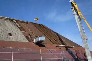  Fusenhof Rückbau der alten Dachdeckung Foto: Rolf Hoffmann 