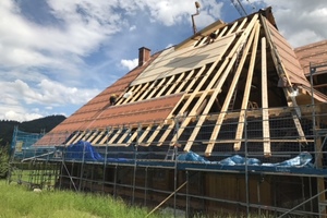  Die Sparrenlage des großen Daches wurde komplett erneuert 
Foto: Zimmerei Waldvogel 