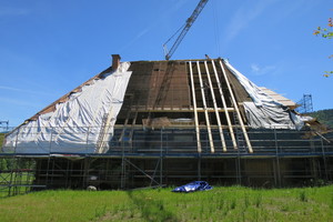  Neue Sparren und Pfetten sind verlegt, an der hellen Farbe erkennt man die neuen Holzbauteile 