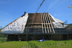  Neue Sparren und Pfetten sind verlegt, an der hellen Farbe erkennt man die neuen Holzbauteile
Foto: Rolf Hofmann 