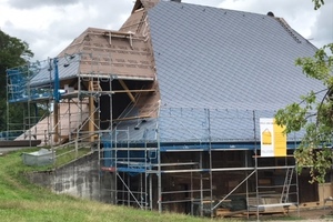  Große Teile des Daches sind schon gedeckt. Das Vordach am Einfahrtshaus (links im Bild) wird noch eingedeckt
Foto: Zimmerei Waldvogel
 