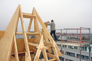  Ein Eckturm erhält eine Beplankung mit OSB-Platten Foto: Thomas Marsch 