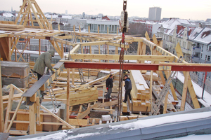  Die Handwerker erstellen ein Tragwerk aus Stahlträgern und Holzbalken für die Aufstockung Foto: Thomas Marsch  