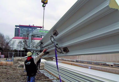 Das geringe Eigengewicht der Elemente vereinfacht die Montage. Als Hilfsmittel werden herkömmliche Vakuum-Hebegeräte verwendet Diese bietet der Hersteller zum Verleih an  Foto: Kingspan GmbH