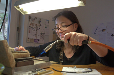  Mitra Hadjebi ist Handwerkerin mit Leib und Seele und konzentriert bei der Arbeit  Foto: Rüdiger Sinn 