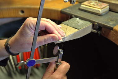  Mit der filigranen Metall-?Laubsäge? werden die Details für das nächste Objekt ausgesägt.  Foto: Rüdiger Sinn 