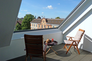  Bei geöffnetem Dachschiebefenster haben die Bauherren einen guten Ausblick über die Dächer Hamburgs 