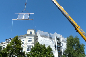  Einheben des Dachfensters per Kran 