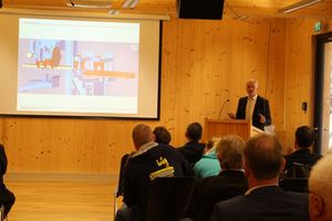  Prof. Dr.-Ing. Ulrich Grimminger von der Hochschule Rosenheim spricht über Aussteiffungssysteme im Holzbau 