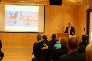  Prof. Dr.-Ing. Ulrich Grimminger von der Hochschule Rosenheim spricht über Aussteiffungssysteme im Holzbau 
