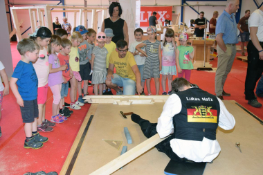 Kinder aus dem Fröbelhaus in Sonneborn schauen Lukas Nafz aus der Zimmerer-Nationalmannschaft beim Trainining zu Foto: Küttner/FGHA