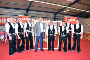  Das Team der Zimmerer-Nationalmannschaft 2018 mit Velux-Schulungsleiter Günther Sperl am Velux-Standort in Sonneborn (Thüringen) 