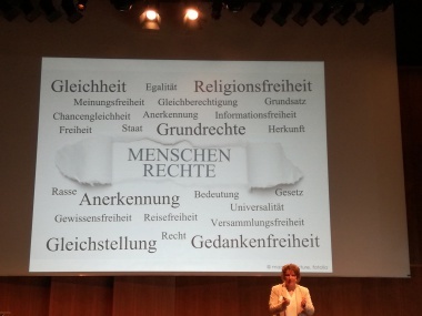 Big Data: Yvonne Hofstetter machte in ihrem Vortrag deutlich, dass gro?e Firmen mit unseren Daten bisweilen willk?rlich umgehen und so Menschenrechte beschneiden  Foto: R?diger Sinn