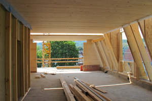  Steiles Dach mit viel Platz im Innenraum / Mit dem steilen Mansarddach bleibt viel Raumgröße unter dem Dach   Foto:  