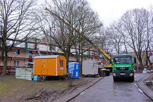  Mieter früh einbeziehen, es wird laut und dreckig. Baustellenlogistik bei der Aufstockung von fünf baugleichen Wohngebäuden in Dortmund Foto: Rüdiger Sinn  