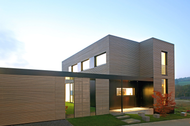Die Fassade ist die Visitenkarte des Hauses, der Wechsel von Aluminiumverbundplatten und Holzfassade macht das Haus aus Foto: Alucobond