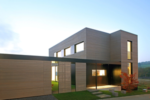  Die Fassade ist die Visitenkarte des Hauses, der Wechsel von Aluminiumverbundplatten und Holzfassade macht das Haus aus Foto: Alucobond 