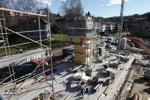  Die Treppenhaustürme werden mit Mineralwolle gedämmt Foto: Blumer Lehmann 