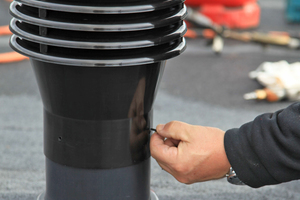  Wetterhaube aufsetzen und mit einer Schraube sichern 