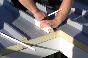  Vor dem Einbau des Flachdachfensters werden die Trapezprofilsicken um die Öffnung herum im Abstand von 20 cm abgeschnitten 