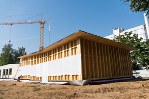  Im hinteren Bereich ist die Grundschulerweiterung in Holzrahmenbauweise gebaut, hier sind heute die Klassenräume untergebracht 