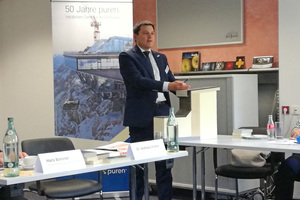  Geschäftsführer Dr. Andreas Huther stellt ein Attikaelement vor, das aus dem Recyclingwerkstoff Purenit gefertigt wird Foto: Rüdiger Sinn 