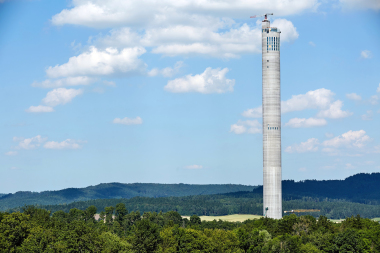 Im baden-württembergischen Rottweil entstand ein Testturm, in dem seit Dezember 2016 neue Aufzüge erprobt und zertifiziert werden  Foto: Rockwool