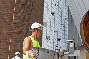  Für einige Fassadenbereiche mit besonders starker Krümmung werden die Scharen mit einer Rundbogenmaschine auf der Baustelle vorgebogen Foto: Pier Mario Ruggeri  