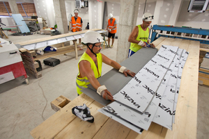  Die Zinkbleche werden, den Angaben entsprechend, auf die passende Länge in der Werkstatt zugeschnitten Foto: Pier Mario Ruggeri  