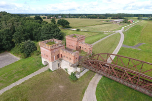  Blick_von_oben_auf_den_unsanierten_Brueckenkopf._Unter_dem_Turm_mit_Zinnenkranz_befinden_sich_kasemattenartige_Gewoelbe_Foto__Dr._Arne_Koertzinger 