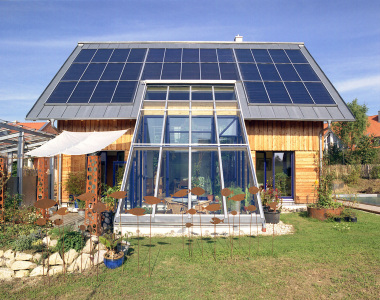 68 m2 Solarkollektoren erzeugen durchschnittlich 88 Prozent des Wärmebedarfs in dem Einfamilienhaus Foto: Sonnenhaus-Institut