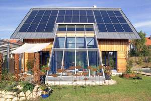  68 m2 Solarkollektoren erzeugen durchschnittlich 88 Prozent des Wärmebedarfs in dem Einfamilienhaus Foto: Sonnenhaus-Institut 