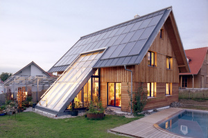  Das Sonnenhaus Lorenz in der Abenddämmerung. In dem Swimming Pool wird überschüssige Wärme aus der Solarthermieanlage genutzt Foto: Sonnenhaus-Institut   