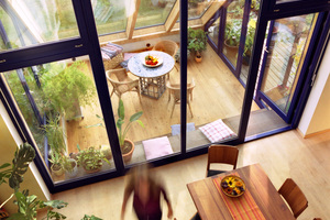  Der Wintergarten lässt Licht und Sonne ins Haus und schafft eine behagliche Atmosphäre Foto: Sonnenhaus-Institut   