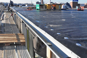  Die Dachschalung aus Holz ist mit PVC-Dachbahnen abgedichtetRechts: Die Photovoltaikanlage auf dem Dach liefert Strom für die Hausbewohner und den GebäudebetriebFoto: Marc Wilhelm Lennartz 