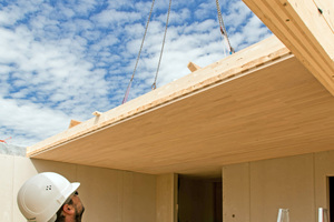  Die Deckenelemente werden von den Holzbauern auf die Wände gesetzt und miteinander verschraubt Foto: Lignotrend 