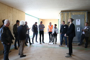  Architekt Markus Lager (zweiter von rechts) bei der Führung durch das Gebäude Foto: Rüdiger Sinn 