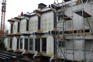  Das Haus Mayer-Kuckuk mit altem Tragwerk und Algenbefall an der Fassade 