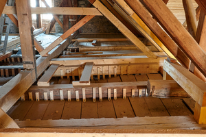  Die Holzdecke über dem Kaisersaal im Alten Schlossflügel erhielt eine besondere Sicherung Schloss Blankenburg 