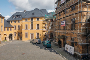  Der Kirchenflügel des Schloss Blankenburg und rechts im Bild der Alte Flügel mit dem Kaisersaal  