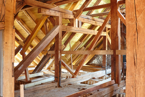  Holztragwerk über dem Kaisersaal Schloss Blankenburg.jpg 