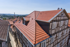  Am Zwerchhaus (rechts) und der Gaube auf der linken Dachhälfte wurde Schiefer an der Dachfläche und der Wange eingesetzt Foto: Laumans 