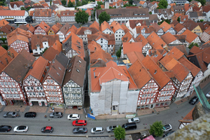  Das Fachwerkhaus in der Bauphase, rund herum die Dachlandschaft des Fachwerkstädtchens Homberg Foto: Laumans 