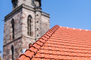  Dach mit Sichtachse zur Kirche am Marktplatz. Das Dach ist mit „Muldenvariabel“-Ziegeln von Laumans eingedeckt 