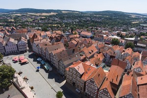  Das Fachwerkstädchen Homberg (Efze) mit seiner ausgeprägten Dachlandschaft und um den Marktplatz Foto: Laumans 